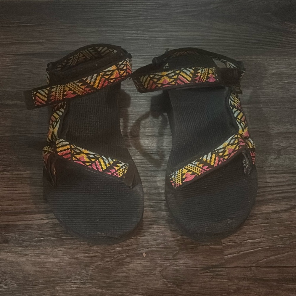 Teva women’s size 6 good used condition